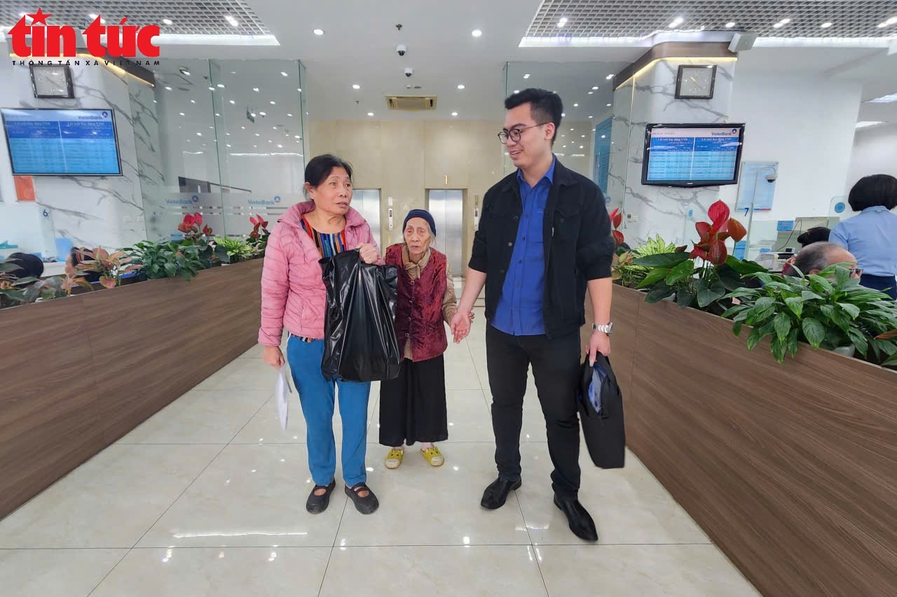 Người dân ở 'đất vàng' ven hồ Hoàn Kiếm nhận tiền đền bù đất làm quảng trường phía Đông- Ảnh 10. Người dân ở 'đất vàng' ven hồ Hoàn Kiếm nhận tiền đền bù đất làm quảng trường phía Đông- Ảnh 10.