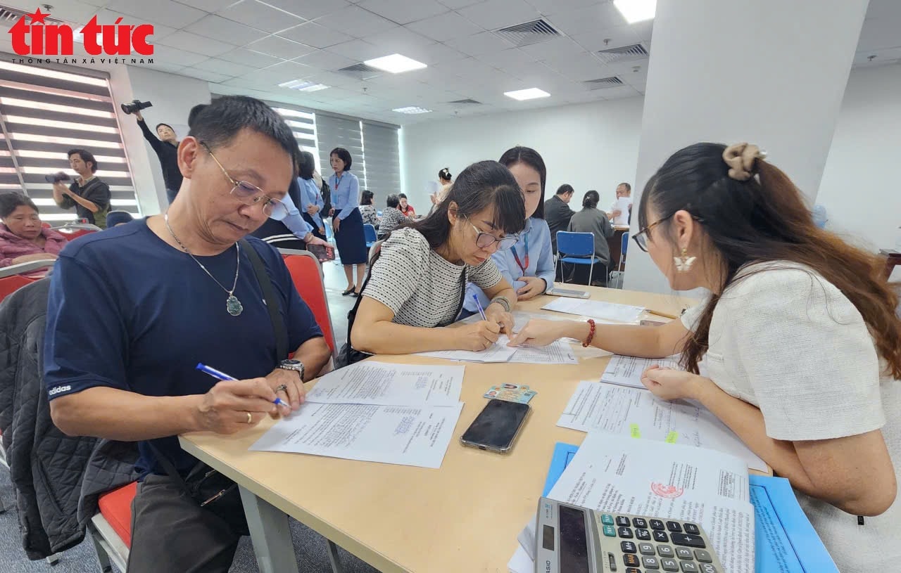 Người dân ở 'đất vàng' ven hồ Hoàn Kiếm nhận tiền đền bù đất làm quảng trường phía Đông- Ảnh 2. Người dân ở 'đất vàng' ven hồ Hoàn Kiếm nhận tiền đền bù đất làm quảng trường phía Đông- Ảnh 2.