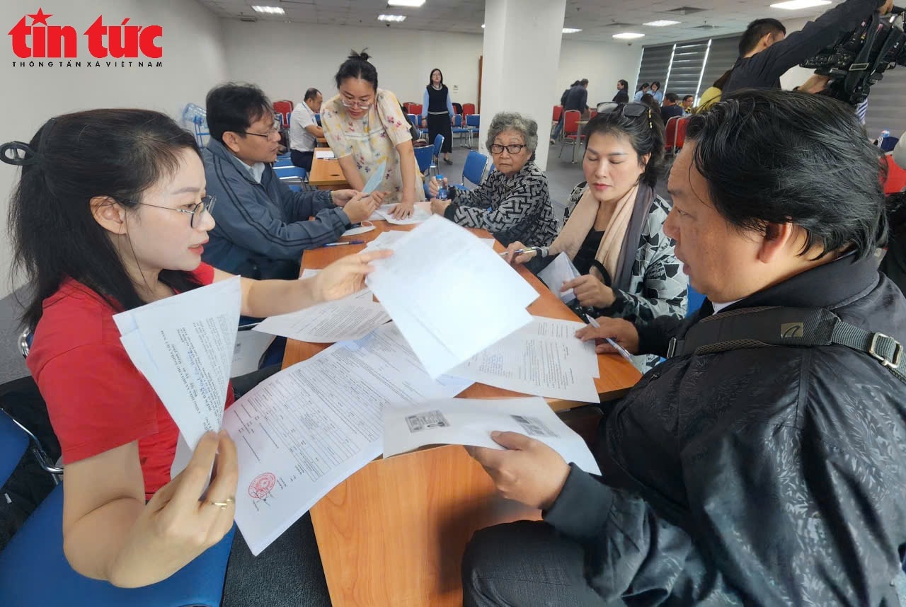 Người dân ở 'đất vàng' ven hồ Hoàn Kiếm nhận tiền đền bù đất làm quảng trường phía Đông- Ảnh 1. Người dân ở 'đất vàng' ven hồ Hoàn Kiếm nhận tiền đền bù đất làm quảng trường phía Đông- Ảnh 1.