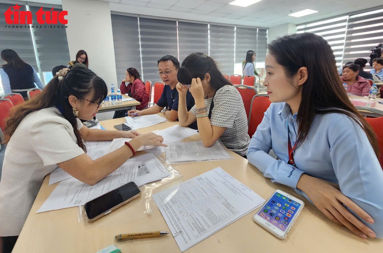 Người dân ở 'đất vàng' ven hồ Hoàn Kiếm nhận tiền đền bù đất làm quảng trường phía Đông- Ảnh 3. Người dân ở 'đất vàng' ven hồ Hoàn Kiếm nhận tiền đền bù đất làm quảng trường phía Đông- Ảnh 3.