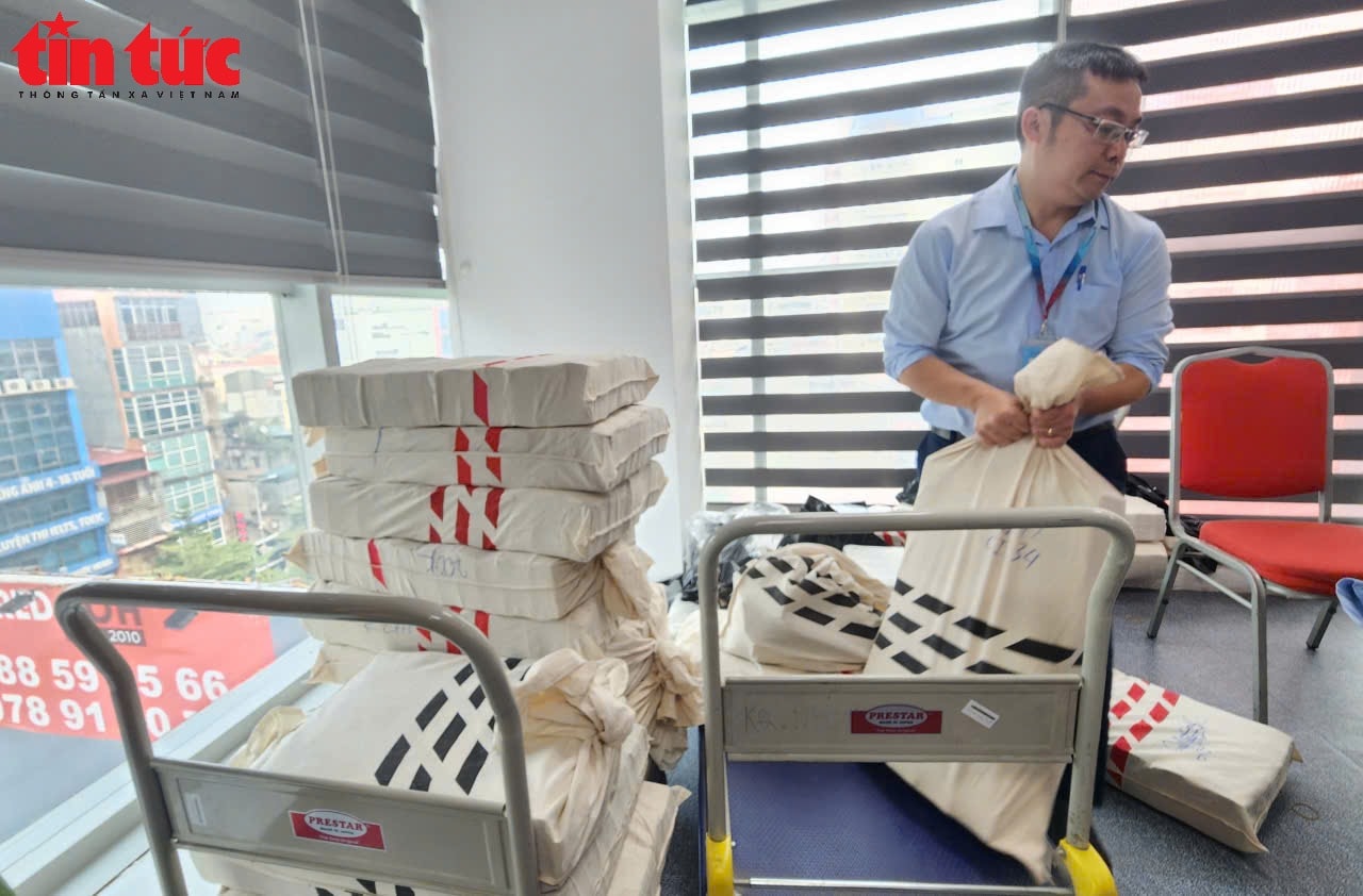 Người dân ở 'đất vàng' ven hồ Hoàn Kiếm nhận tiền đền bù đất làm quảng trường phía Đông- Ảnh 5. Người dân ở 'đất vàng' ven hồ Hoàn Kiếm nhận tiền đền bù đất làm quảng trường phía Đông- Ảnh 5.