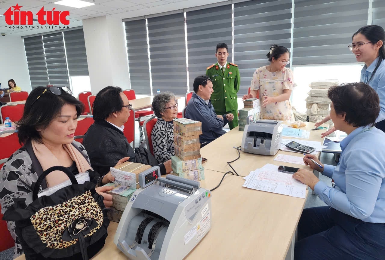 Người dân ở 'đất vàng' ven hồ Hoàn Kiếm nhận tiền đền bù đất làm quảng trường phía Đông- Ảnh 8. Người dân ở 'đất vàng' ven hồ Hoàn Kiếm nhận tiền đền bù đất làm quảng trường phía Đông- Ảnh 8.