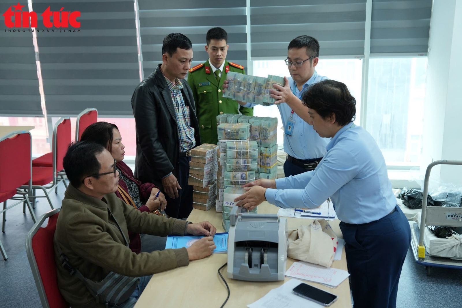 Người dân ở 'đất vàng' ven hồ Hoàn Kiếm nhận tiền đền bù đất làm quảng trường phía Đông- Ảnh 7. Người dân ở 'đất vàng' ven hồ Hoàn Kiếm nhận tiền đền bù đất làm quảng trường phía Đông- Ảnh 7.