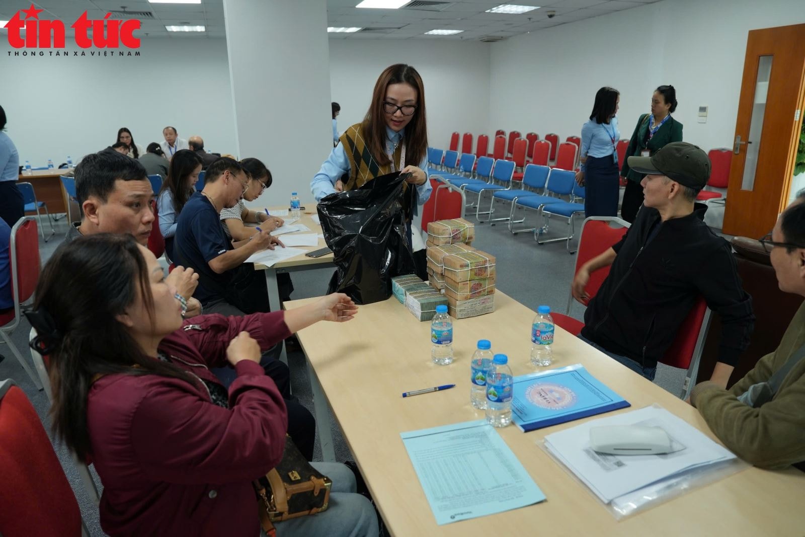 Người dân ở 'đất vàng' ven hồ Hoàn Kiếm nhận tiền đền bù đất làm quảng trường phía Đông- Ảnh 9. Người dân ở 'đất vàng' ven hồ Hoàn Kiếm nhận tiền đền bù đất làm quảng trường phía Đông- Ảnh 9.