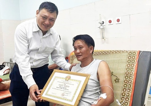 Vụ 3 ngư dân sống sót thần kỳ 2 ngày trên biển: Hai người được tặng thưởng Huân chương Dũng cảm- Ảnh 2. Vụ 3 ngư dân sống sót thần kỳ 2 ngày trên biển: Hai người được tặng thưởng Huân chương Dũng cảm- Ảnh 2.