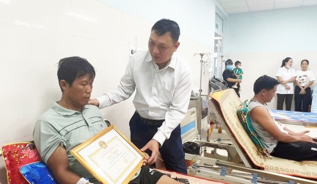 Vụ 3 ngư dân sống sót thần kỳ 2 ngày trên biển: Hai người được tặng thưởng Huân chương Dũng cảm- Ảnh 1. Vụ 3 ngư dân sống sót thần kỳ 2 ngày trên biển: Hai người được tặng thưởng Huân chương Dũng cảm- Ảnh 1.