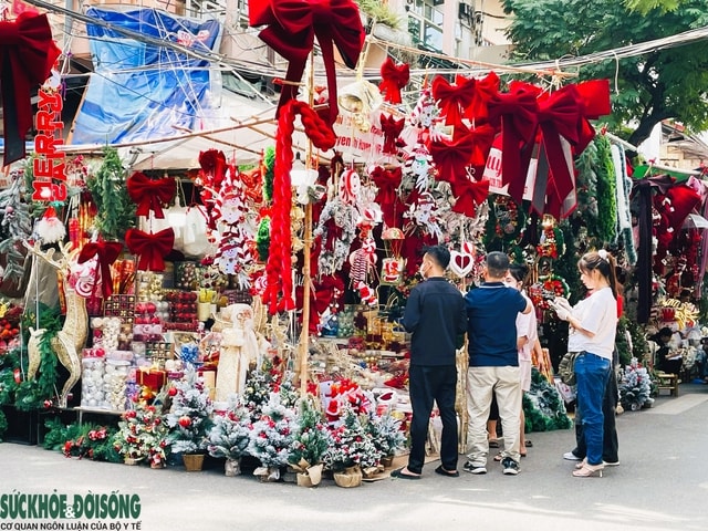 Thị trường mùa Noel giảm, nhiều hàng quán 'check-in' kích cầu- Ảnh 1.
