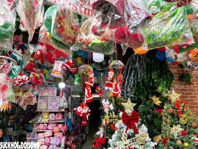 Thị trường mùa Noel giảm, nhiều hàng quán 'check-in' kích cầu- Ảnh 2.