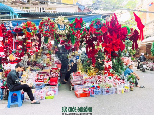 Thị trường mùa Noel giảm, nhiều hàng quán 'check-in' kích cầu- Ảnh 3.