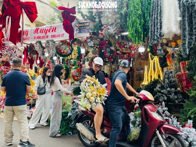 Thị trường mùa Noel giảm, nhiều hàng quán 'check-in' kích cầu- Ảnh 4.