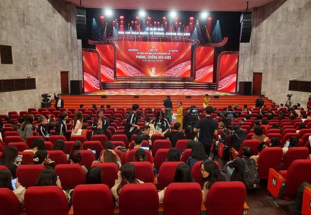 Đông đảo đại biểu dự Lễ tổng kết và trao giải 'Giải Báo chí phòng, chống HIV/AIDS'- Ảnh 9.
