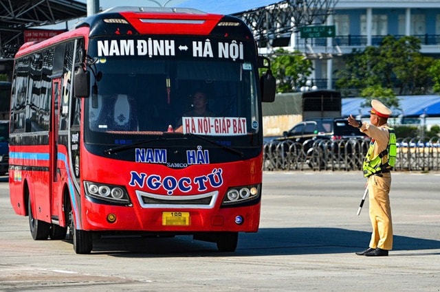 Bắt đầu thực hiện kế hoạch kiểm tra, xử lý vi phạm xe khách trên các tuyến cao tốc- Ảnh 1. Bắt đầu thực hiện kế hoạch kiểm tra, xử lý vi phạm xe khách trên các tuyến cao tốc- Ảnh 1.