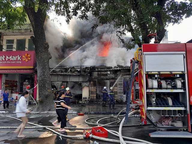 Cháy kèm tiếng nổ trên phố Lò Đúc, một phụ nữ bị thương- Ảnh 2. Cháy kèm tiếng nổ trên phố Lò Đúc, một phụ nữ bị thương- Ảnh 2.