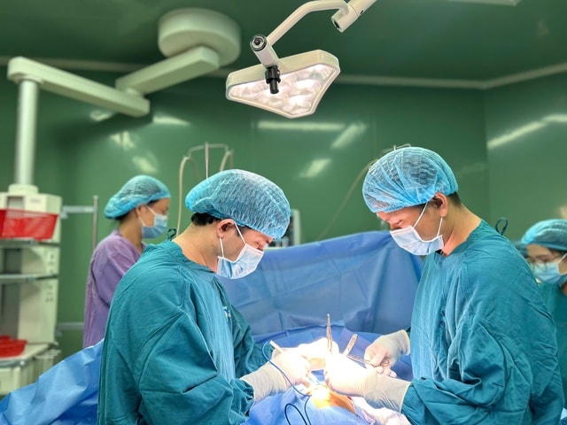 Nửa cân tóc trong dạ dày bé gái 6 tuổi - Ảnh 1.