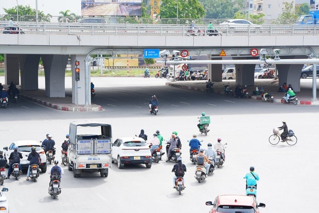 Ngày đầu tiên camera AI 'soi', nhiều lái xe ra đường thận trọng- Ảnh 1. Ngày đầu tiên camera AI 'soi', nhiều lái xe ra đường thận trọng- Ảnh 1.
