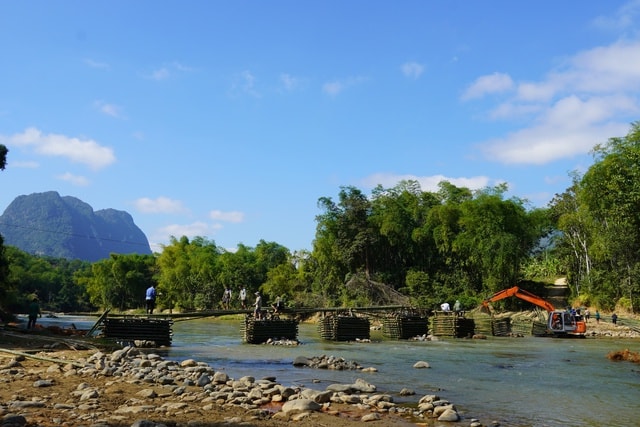 Cả bản chặt luồng, dựng cầu vượt sông lên rẫy- Ảnh 9.