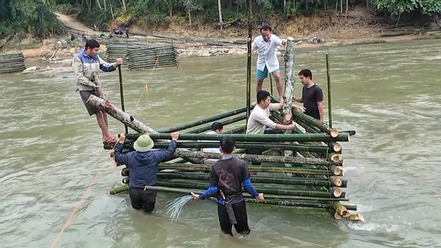 Cả bản chặt luồng, dựng cầu vượt sông lên rẫy- Ảnh 5.