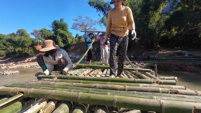 Cả bản chặt luồng, dựng cầu vượt sông lên rẫy- Ảnh 8.