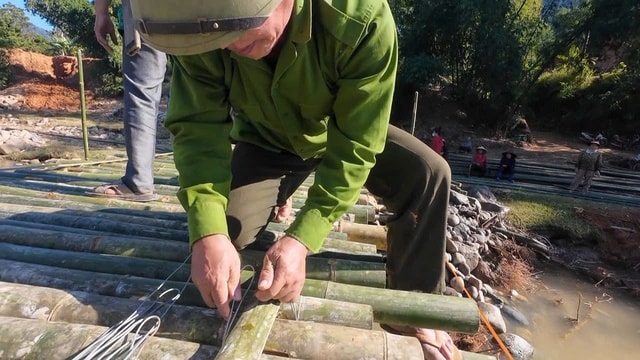 Cả bản chặt luồng, dựng cầu vượt sông lên rẫy- Ảnh 7.