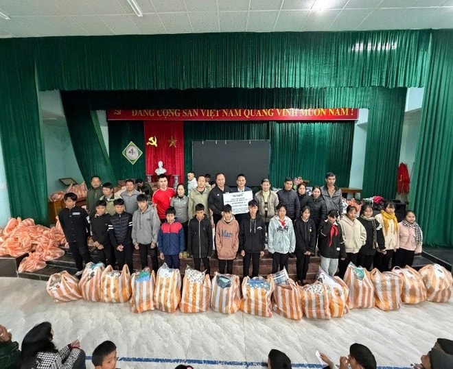 Herbalife Việt Nam nâng tổng số tiền đóng góp 3.976.600.000 đồng ủng hộ đồng bào bị thiệt hại do thiên tai bão lũ gây ra- Ảnh 2. Herbalife Việt Nam nâng tổng số tiền đóng góp 3.976.600.000 đồng ủng hộ đồng bào bị thiệt hại do thiên tai bão lũ gây ra- Ảnh 2.