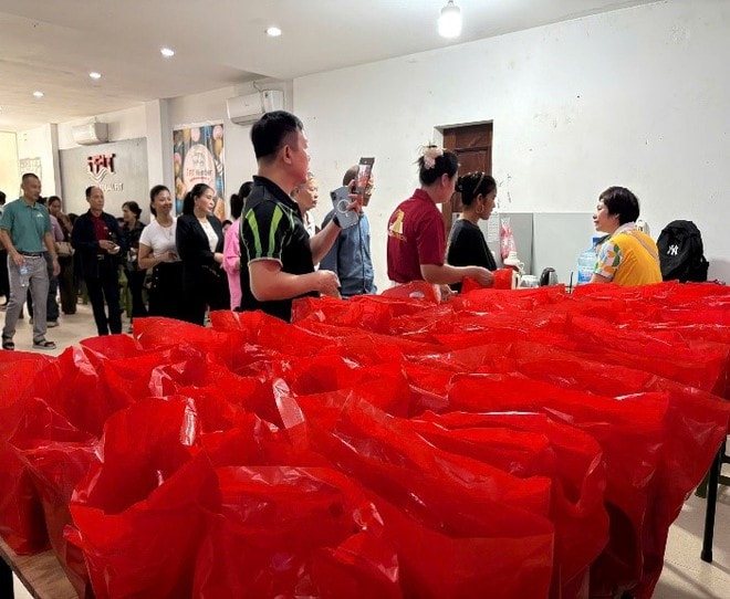 Herbalife Việt Nam nâng tổng số tiền đóng góp 3.976.600.000 đồng ủng hộ đồng bào bị thiệt hại do thiên tai bão lũ gây ra- Ảnh 3. Herbalife Việt Nam nâng tổng số tiền đóng góp 3.976.600.000 đồng ủng hộ đồng bào bị thiệt hại do thiên tai bão lũ gây ra- Ảnh 3.