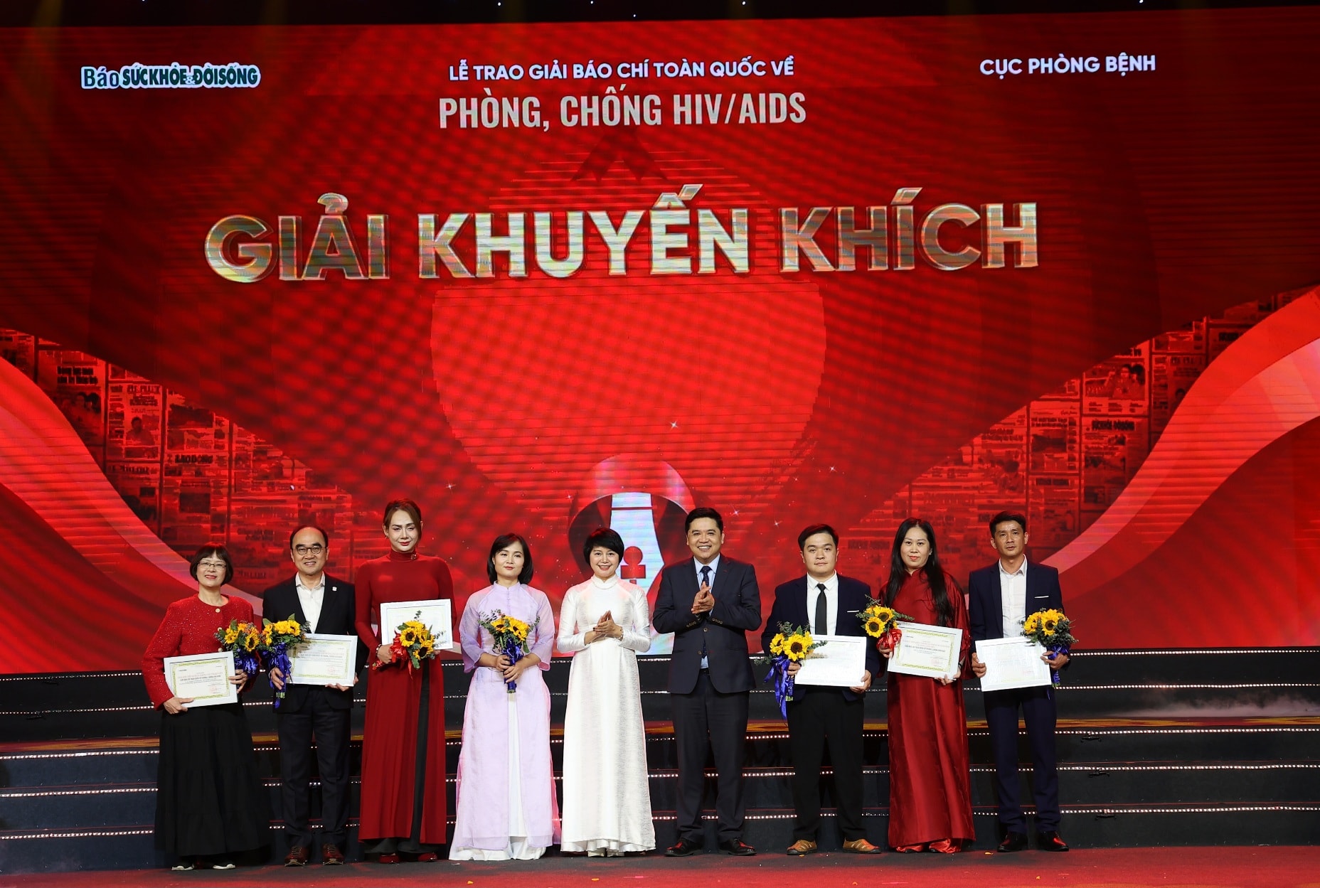 Thứ trưởng Bộ Y tế: Tiếp tục lan toả những câu chuyện, số phận... để xóa bỏ hoàn toàn sự kỳ thị, phân biệt đối xử với HIV/AIDS- Ảnh 6.