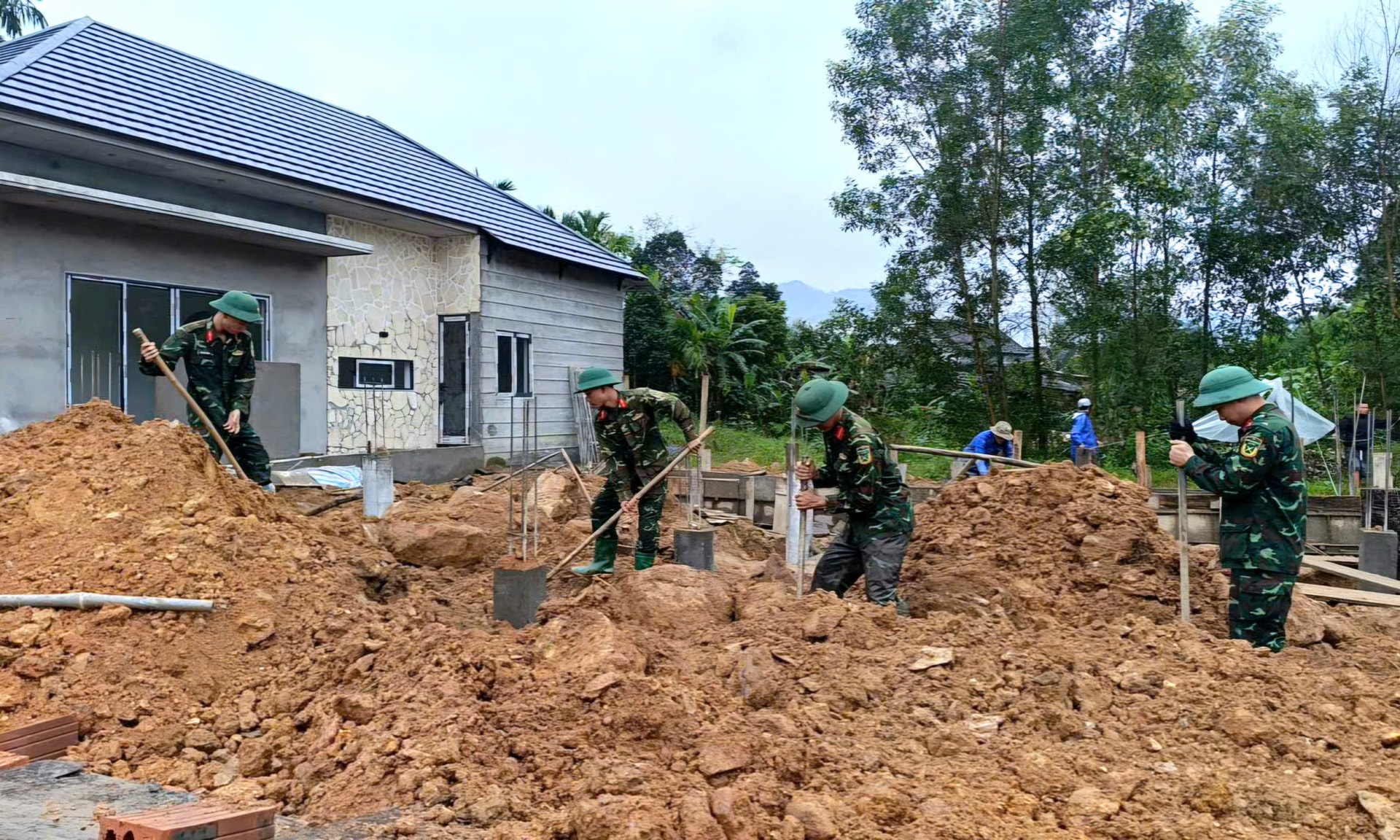 Quân đội 'thần tốc' giúp dân dựng lại nhà, ổn định cuộc sống sau mưa lũ- Ảnh 10.