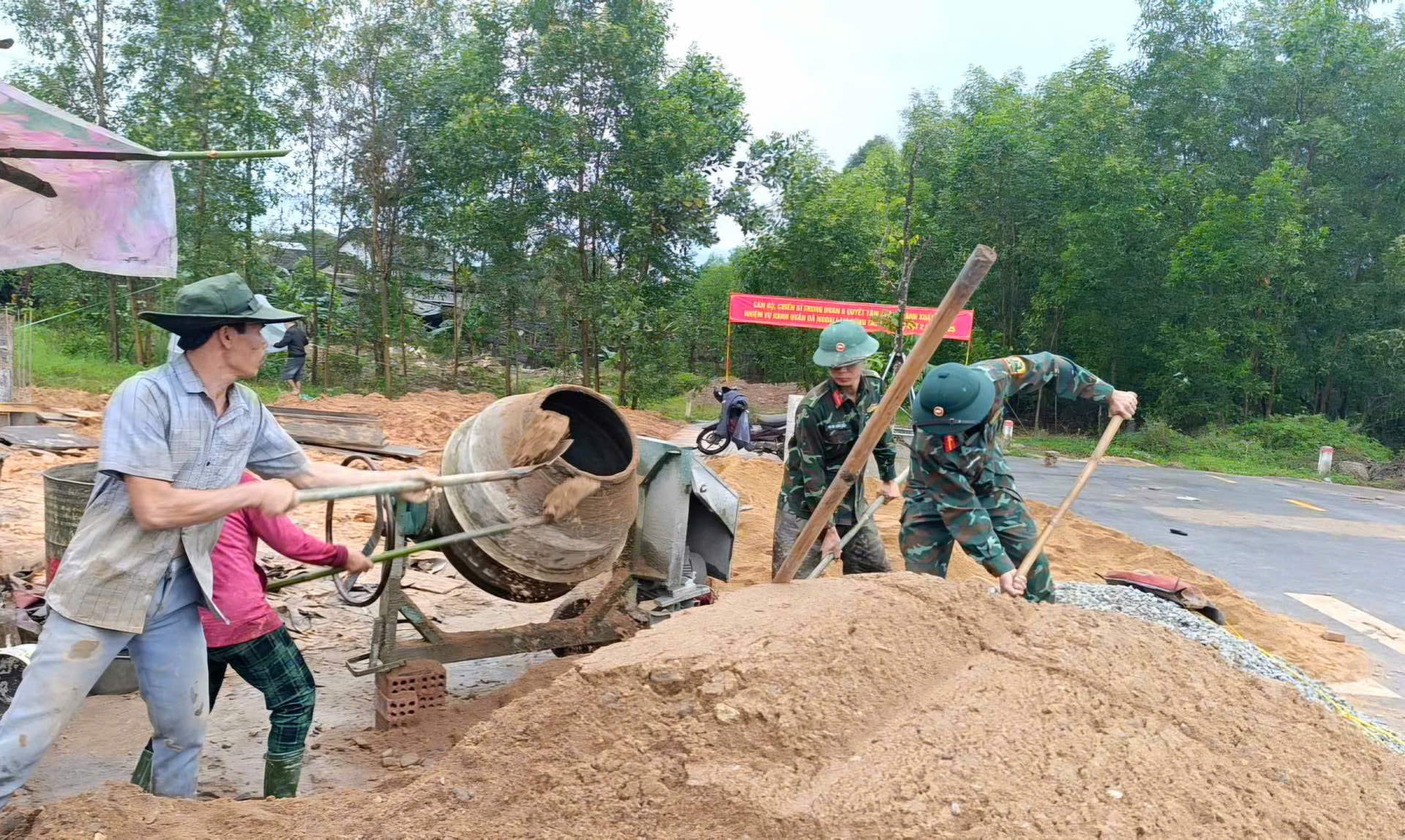 Quân đội 'thần tốc' giúp dân dựng lại nhà, ổn định cuộc sống sau mưa lũ- Ảnh 3.