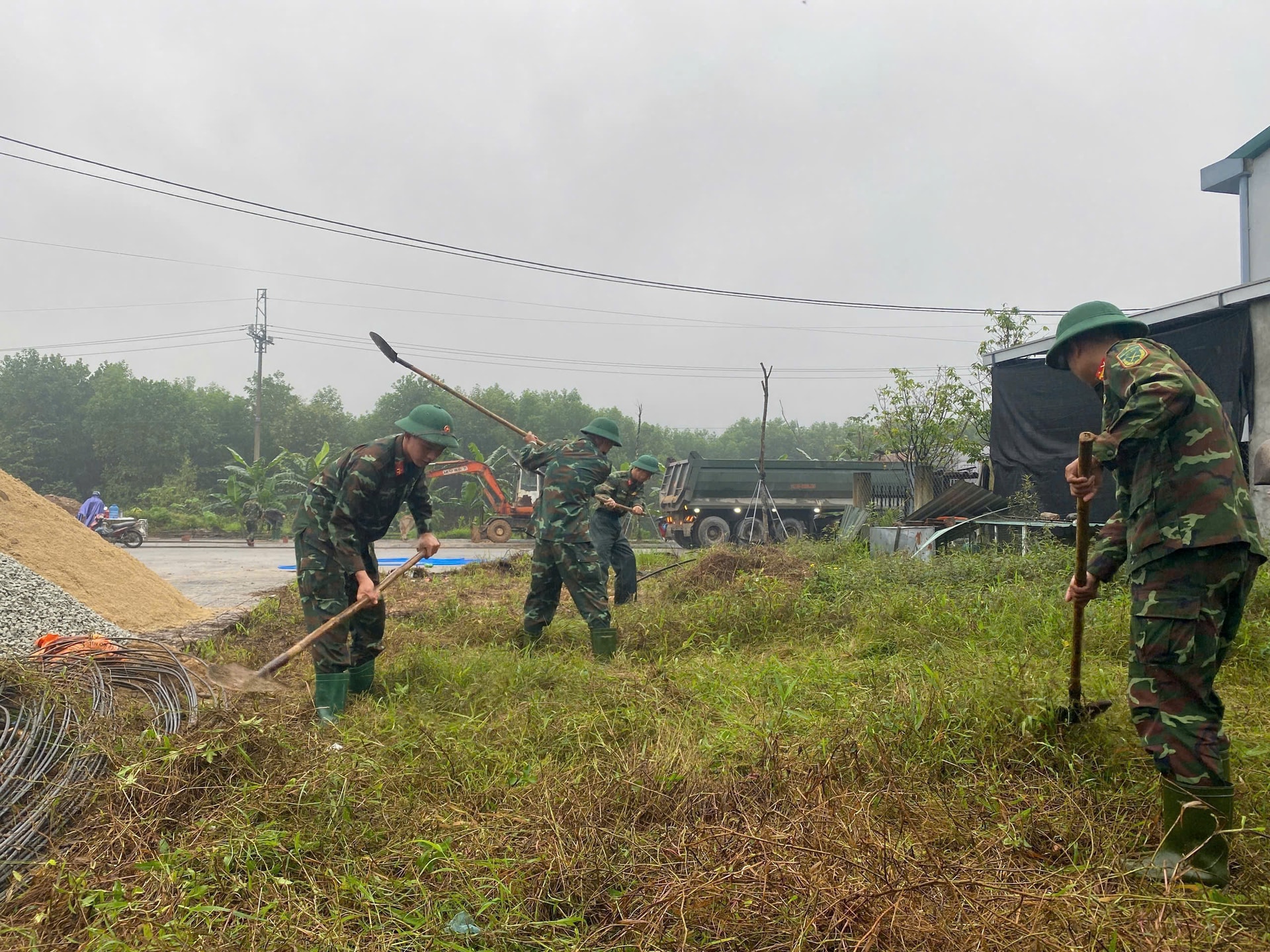Quân đội 'thần tốc' giúp dân dựng lại nhà, ổn định cuộc sống sau mưa lũ- Ảnh 2.