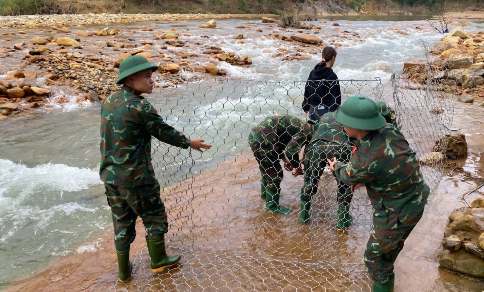 Quân đội 'thần tốc' giúp dân dựng lại nhà, ổn định cuộc sống sau mưa lũ- Ảnh 7.