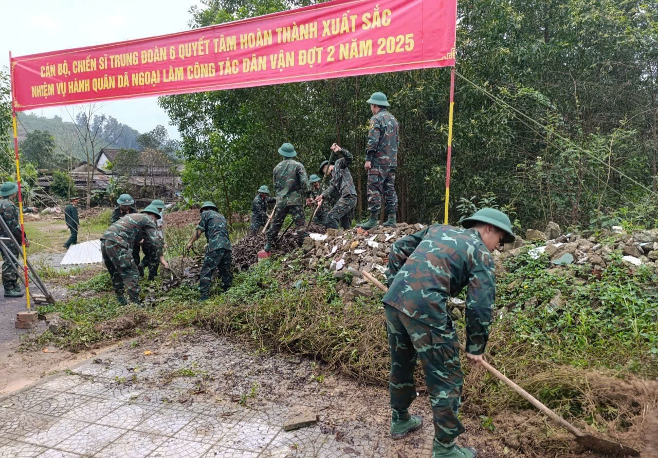 Quân đội 'thần tốc' giúp dân dựng lại nhà, ổn định cuộc sống sau mưa lũ- Ảnh 1.