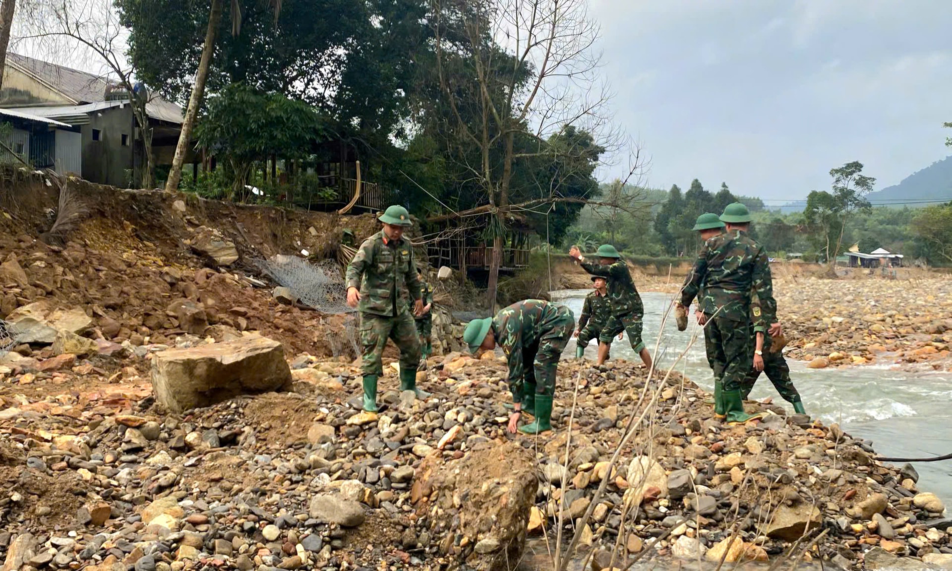 Quân đội 'thần tốc' giúp dân dựng lại nhà, ổn định cuộc sống sau mưa lũ- Ảnh 8.