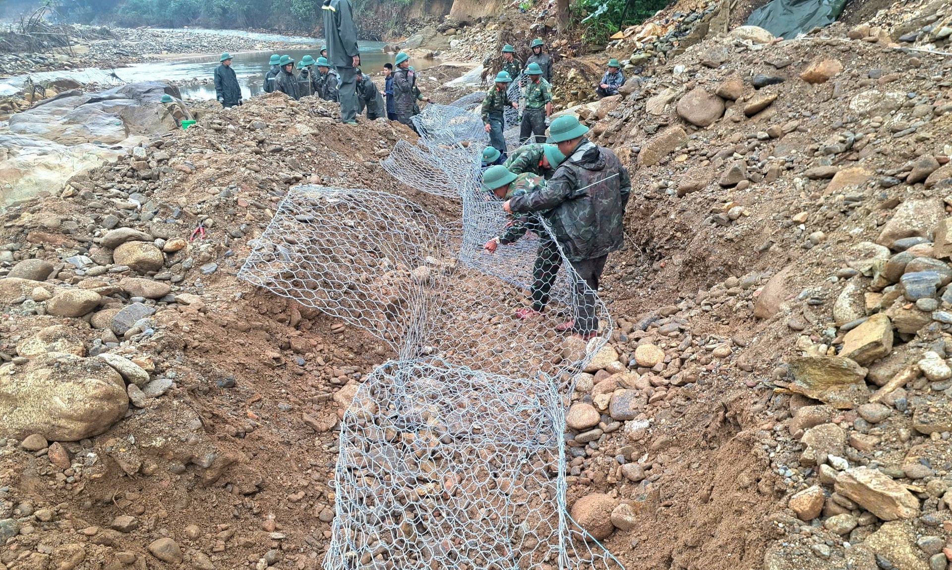 Quân đội 'thần tốc' giúp dân dựng lại nhà, ổn định cuộc sống sau mưa lũ- Ảnh 9.