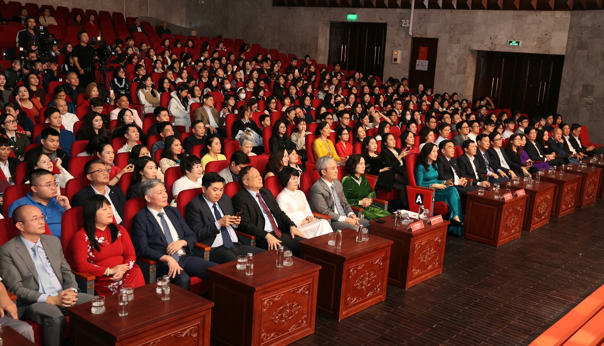 Thứ trưởng Bộ Y tế: Tiếp tục lan toả những câu chuyện, số phận... để xóa bỏ hoàn toàn sự kỳ thị, phân biệt đối xử với HIV/AIDS- Ảnh 3.