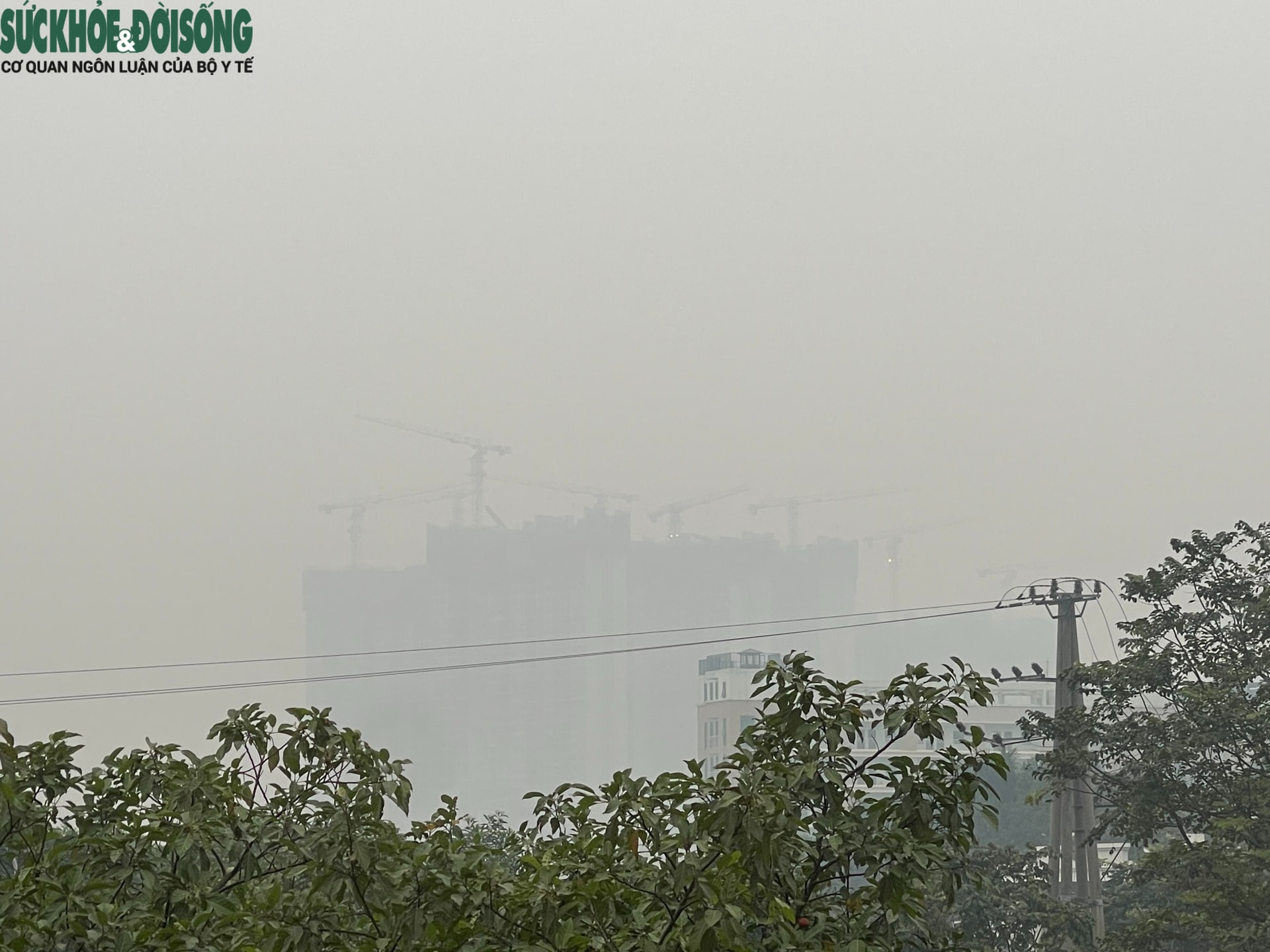 Ô nhiễm kéo dài, bụi mịn bao trùm hàng loạt tòa nhà cao tầng ở Hà Nội- Ảnh 2. Ô nhiễm kéo dài, bụi mịn bao trùm hàng loạt tòa nhà cao tầng ở Hà Nội- Ảnh 2.