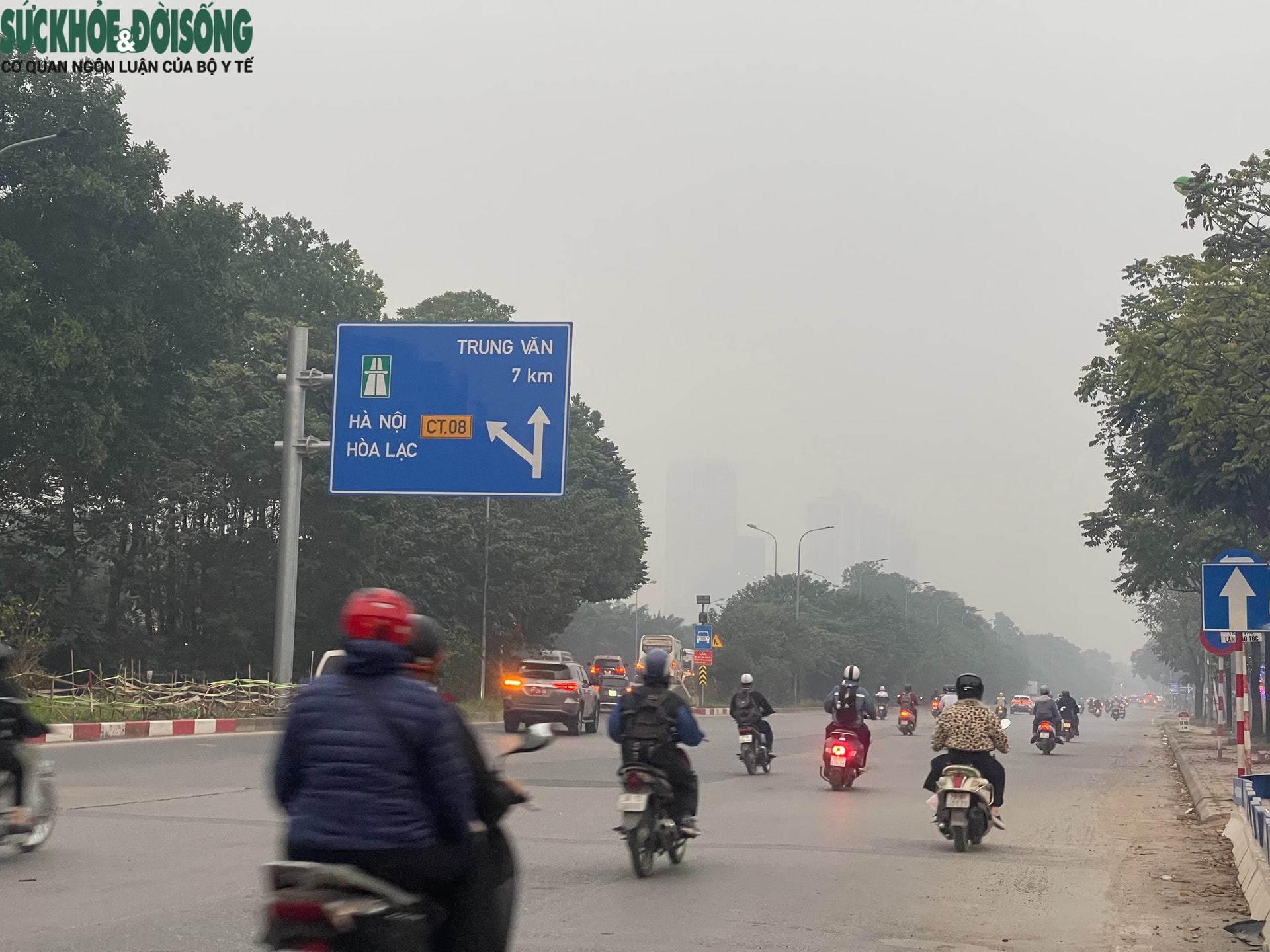 Ô nhiễm kéo dài, bụi mịn bao trùm hàng loạt tòa nhà cao tầng ở Hà Nội- Ảnh 4. Ô nhiễm kéo dài, bụi mịn bao trùm hàng loạt tòa nhà cao tầng ở Hà Nội- Ảnh 4.