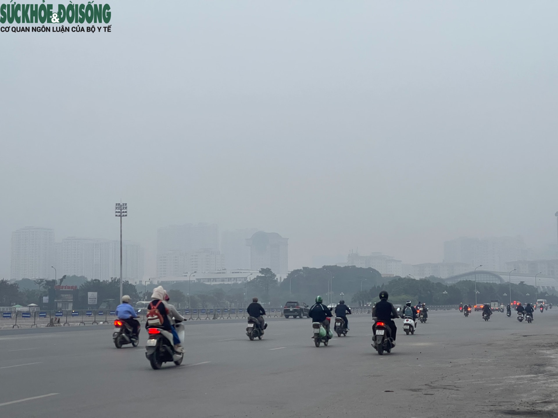 Ô nhiễm kéo dài, bụi mịn bao trùm hàng loạt tòa nhà cao tầng ở Hà Nội- Ảnh 5. Ô nhiễm kéo dài, bụi mịn bao trùm hàng loạt tòa nhà cao tầng ở Hà Nội- Ảnh 5.