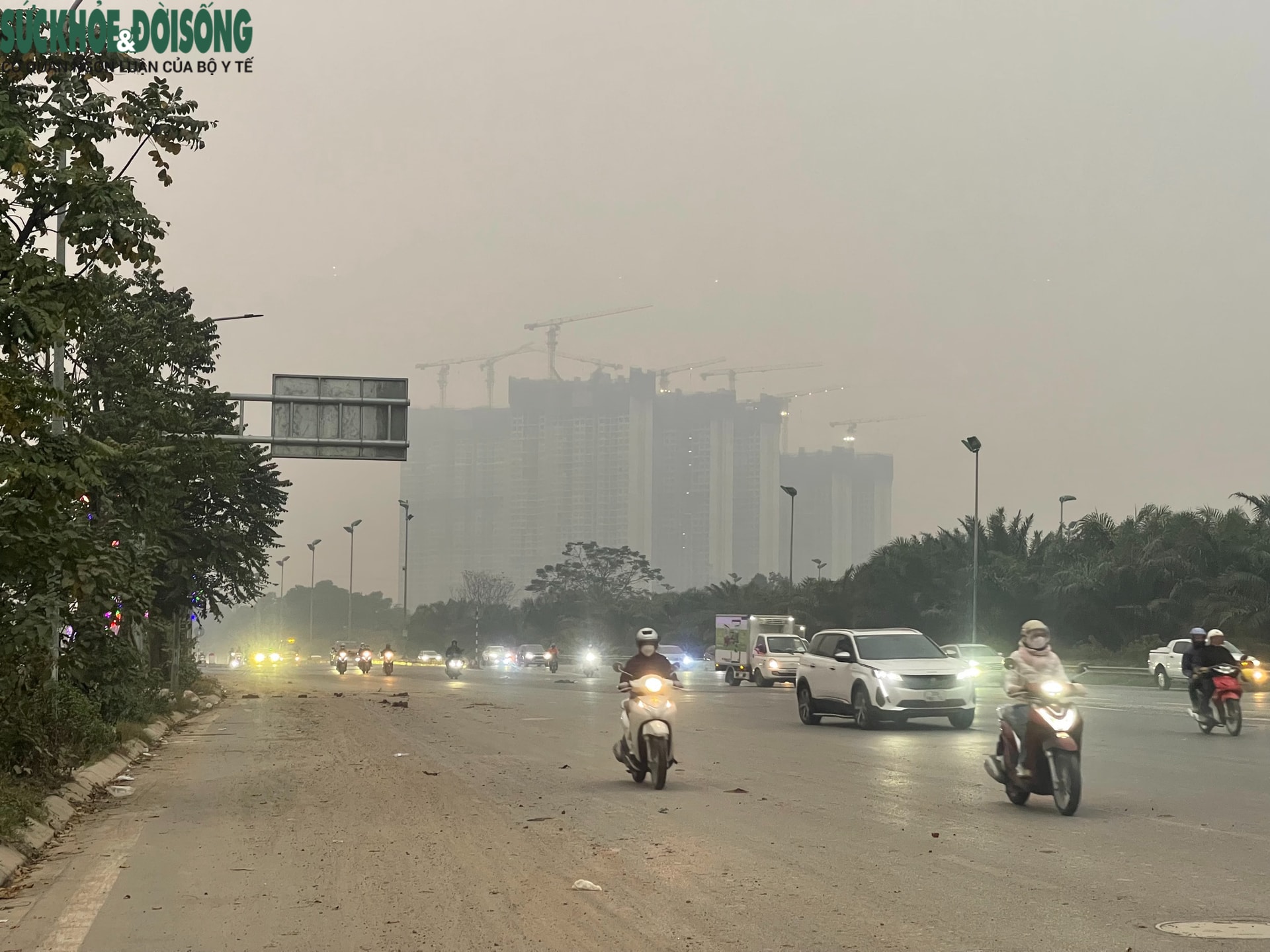 Ô nhiễm kéo dài, bụi mịn bao trùm hàng loạt tòa nhà cao tầng ở Hà Nội- Ảnh 6. Ô nhiễm kéo dài, bụi mịn bao trùm hàng loạt tòa nhà cao tầng ở Hà Nội- Ảnh 6.