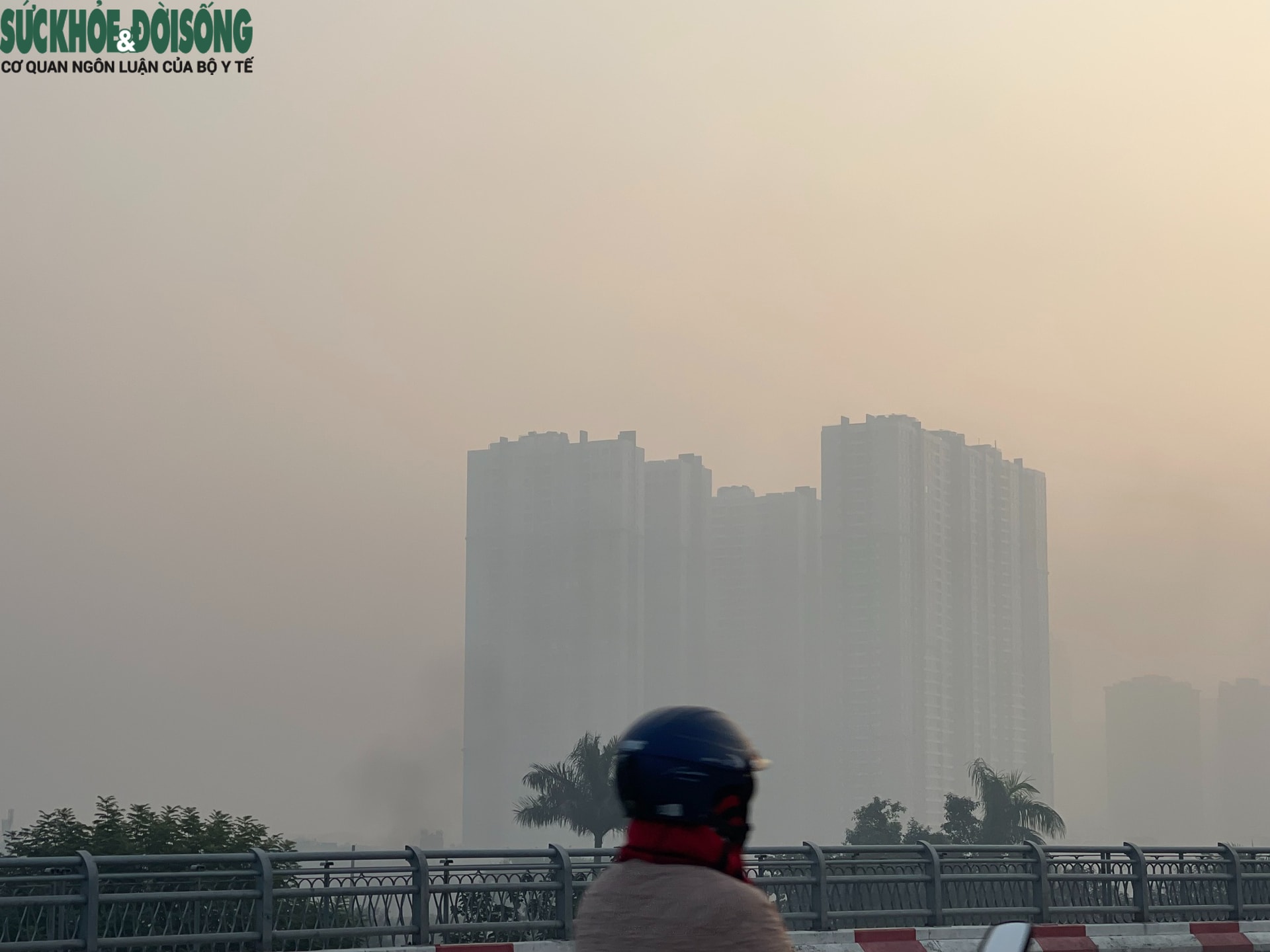 Ô nhiễm kéo dài, bụi mịn bao trùm hàng loạt tòa nhà cao tầng ở Hà Nội- Ảnh 7. Ô nhiễm kéo dài, bụi mịn bao trùm hàng loạt tòa nhà cao tầng ở Hà Nội- Ảnh 7.