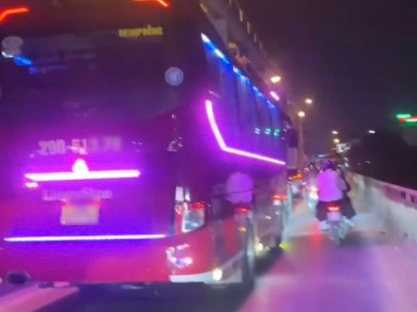 Phạt xe khách đi vào làn đường có biển báo cấm trên cầu Chương Dương- Ảnh 1.