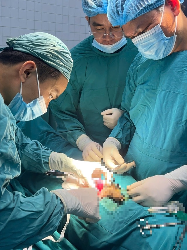 Bảo tồn thành công tinh hoàn bị xoắn cho thiếu niên đã qua 'thời gian vàng'- Ảnh 1.