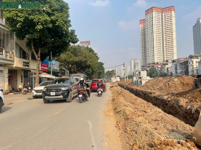 TP Hà Nội yêu cầu công trình xây dựng phải che chắn kỹ, phun sương giảm bụi- Ảnh 3. TP Hà Nội yêu cầu công trình xây dựng phải che chắn kỹ, phun sương giảm bụi- Ảnh 3.