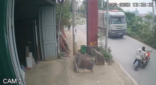 Tạm giữ người đàn ông đẩy CSGT vào đầu xe tải đang chạy- Ảnh 1. Tạm giữ người đàn ông đẩy CSGT vào đầu xe tải đang chạy- Ảnh 1.