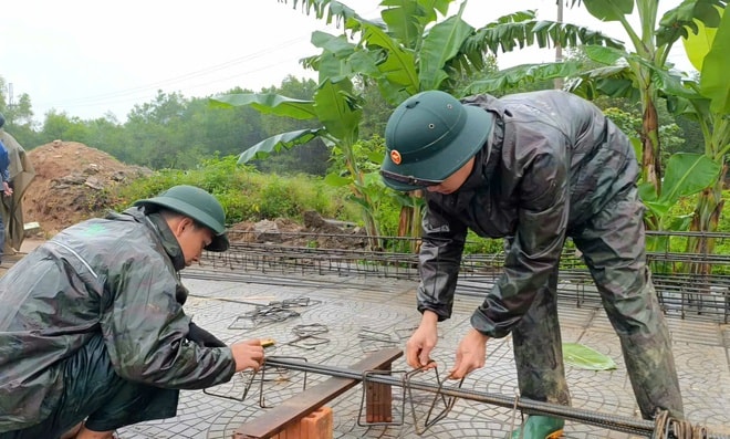 Quân đội 'thần tốc' giúp dân dựng lại nhà, ổn định cuộc sống sau mưa lũ- Ảnh 5.