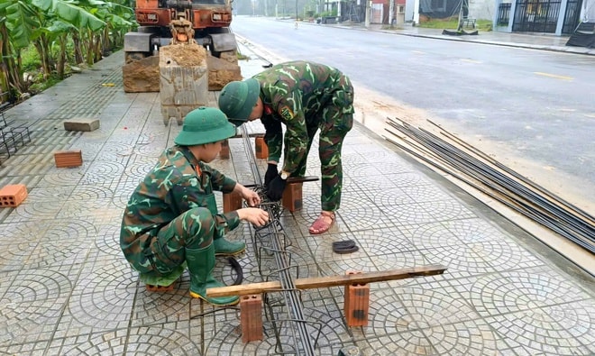 Quân đội 'thần tốc' giúp dân dựng lại nhà, ổn định cuộc sống sau mưa lũ- Ảnh 4.