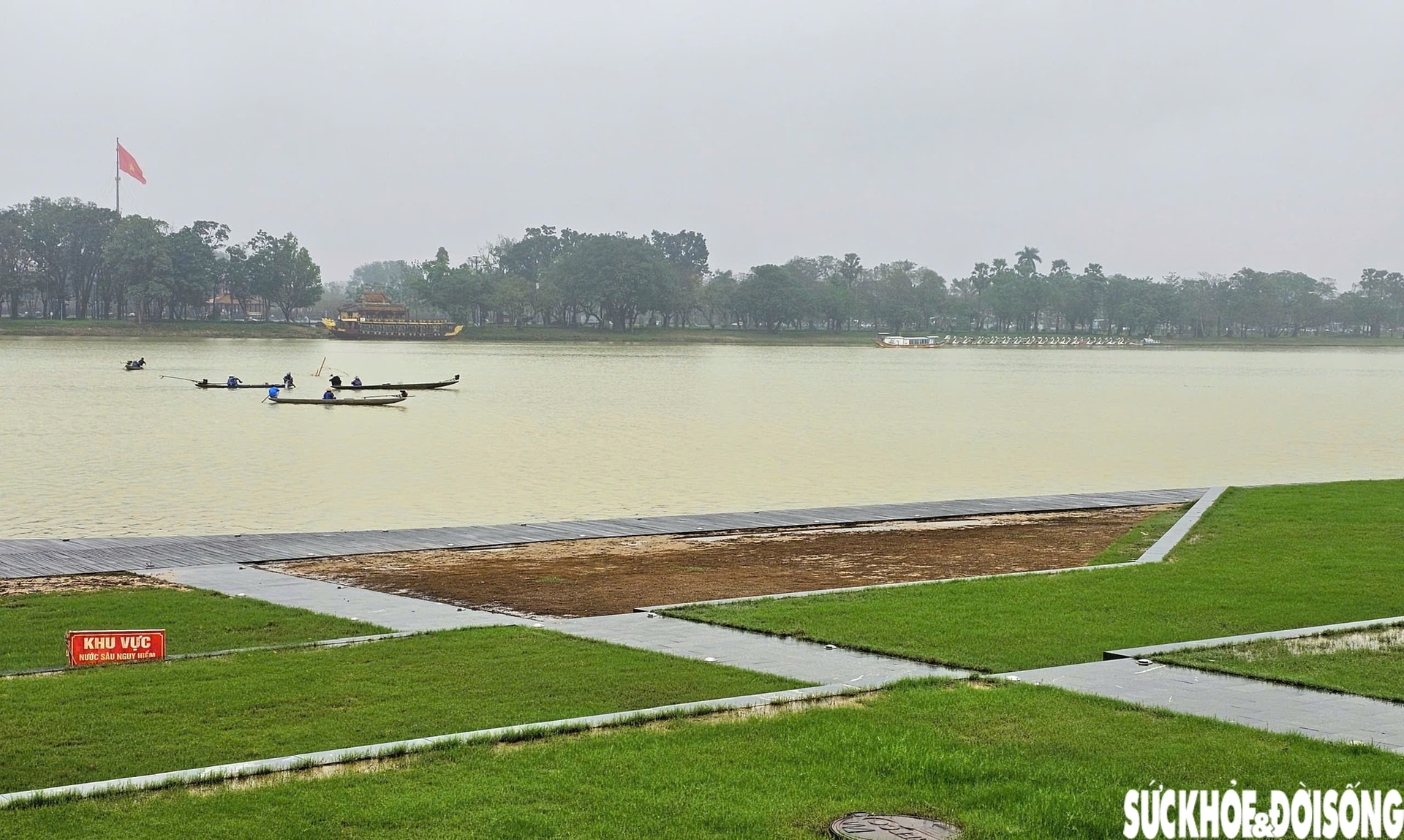 Hiện trạng sân khấu ngoài trời kết hợp đường dạo ven sông ở Huế sau lũ- Ảnh 1.