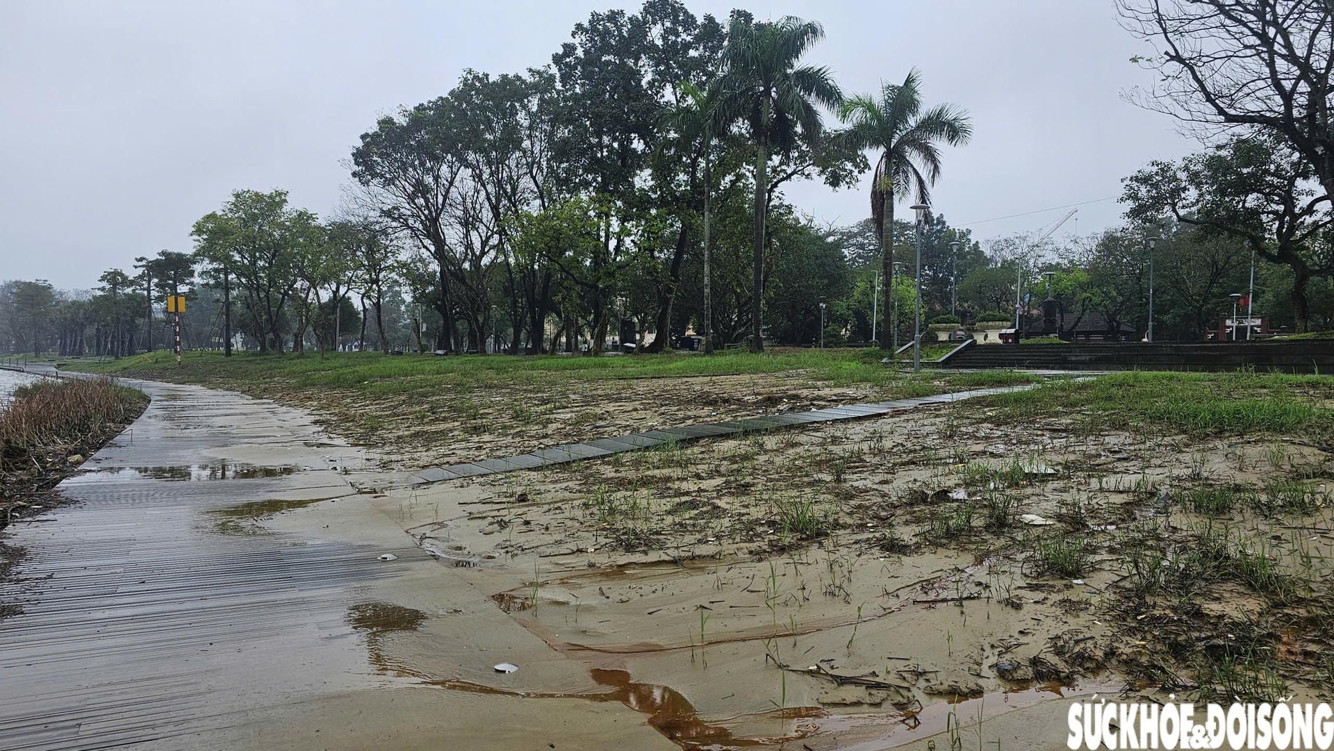 Hiện trạng sân khấu ngoài trời kết hợp đường dạo ven sông ở Huế sau lũ- Ảnh 4.