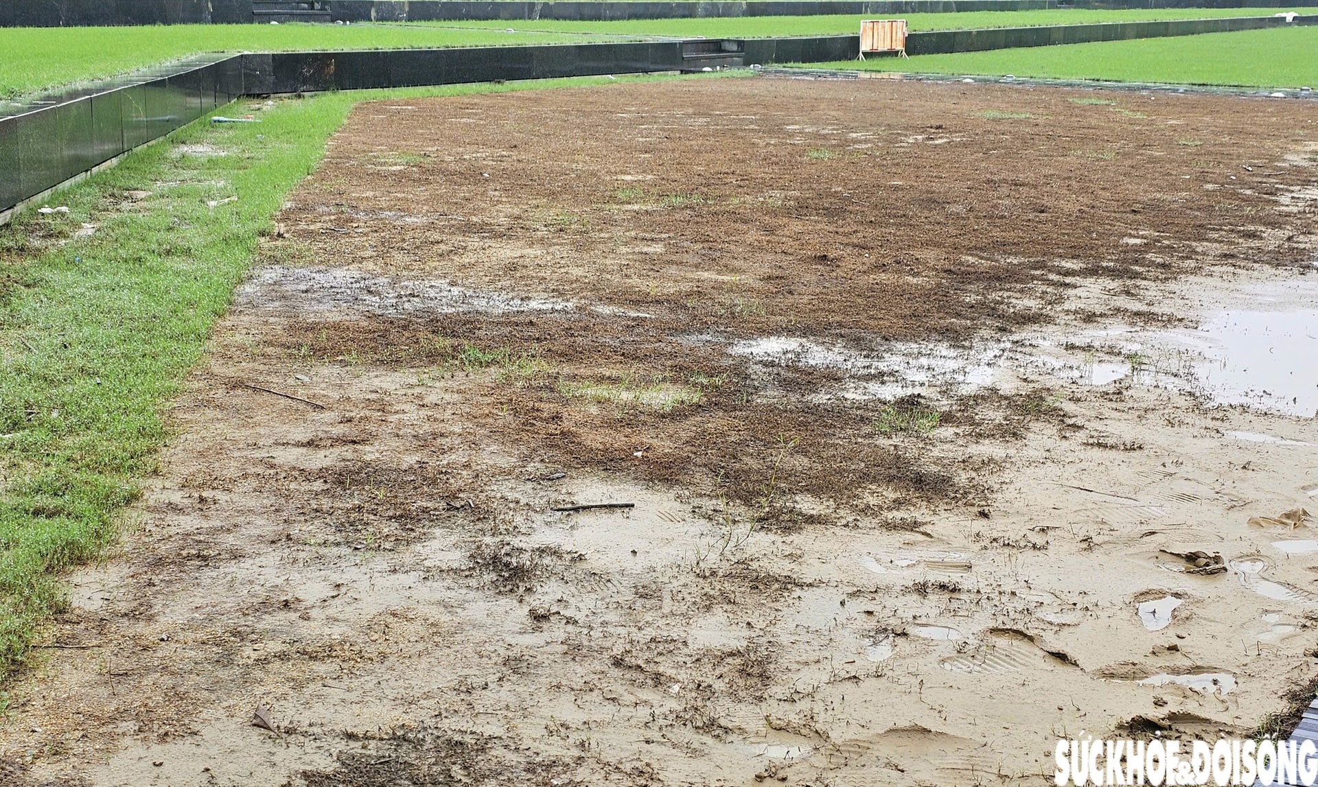 Hiện trạng sân khấu ngoài trời kết hợp đường dạo ven sông ở Huế sau lũ- Ảnh 7.