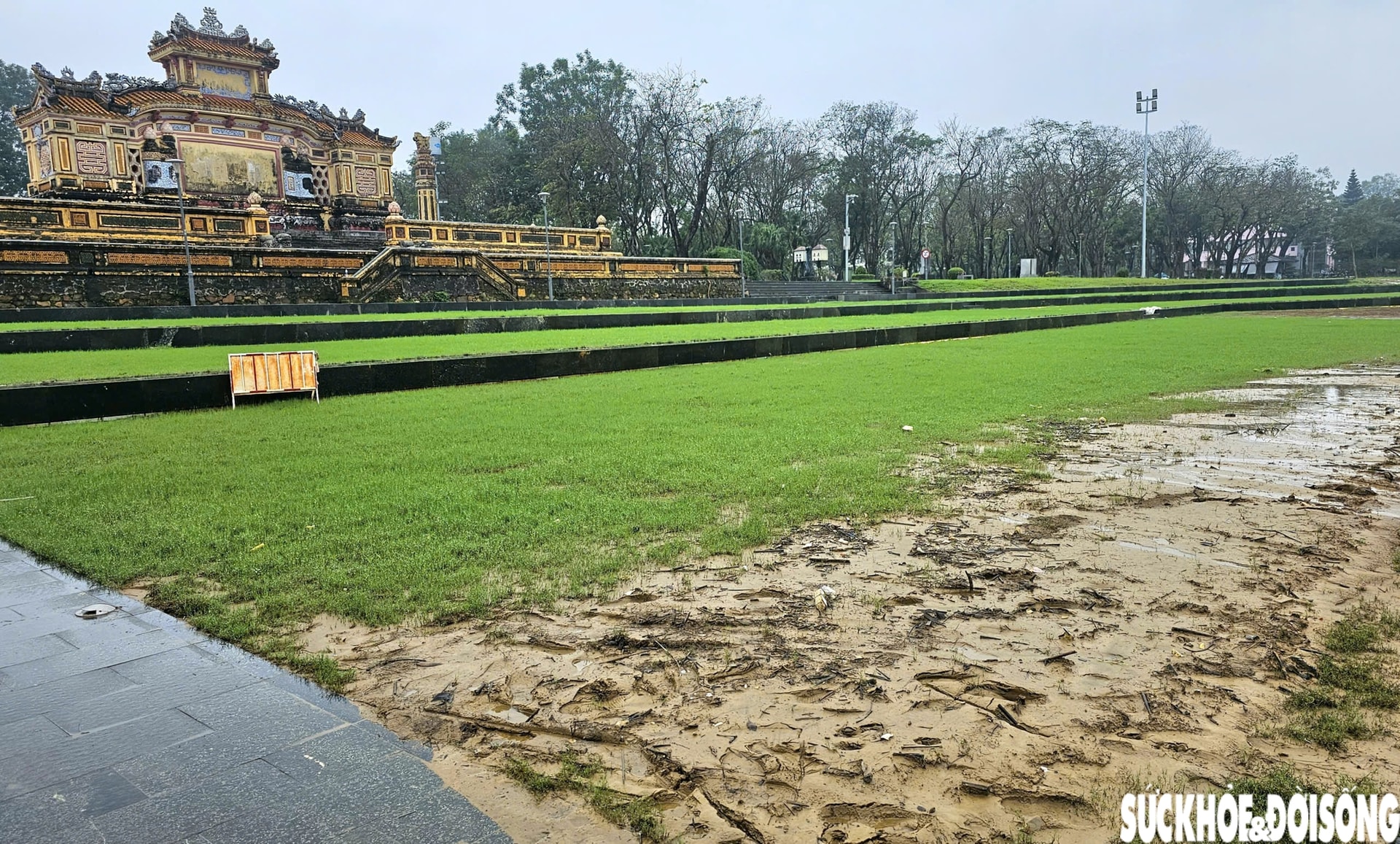 Hiện trạng sân khấu ngoài trời kết hợp đường dạo ven sông ở Huế sau lũ- Ảnh 12.