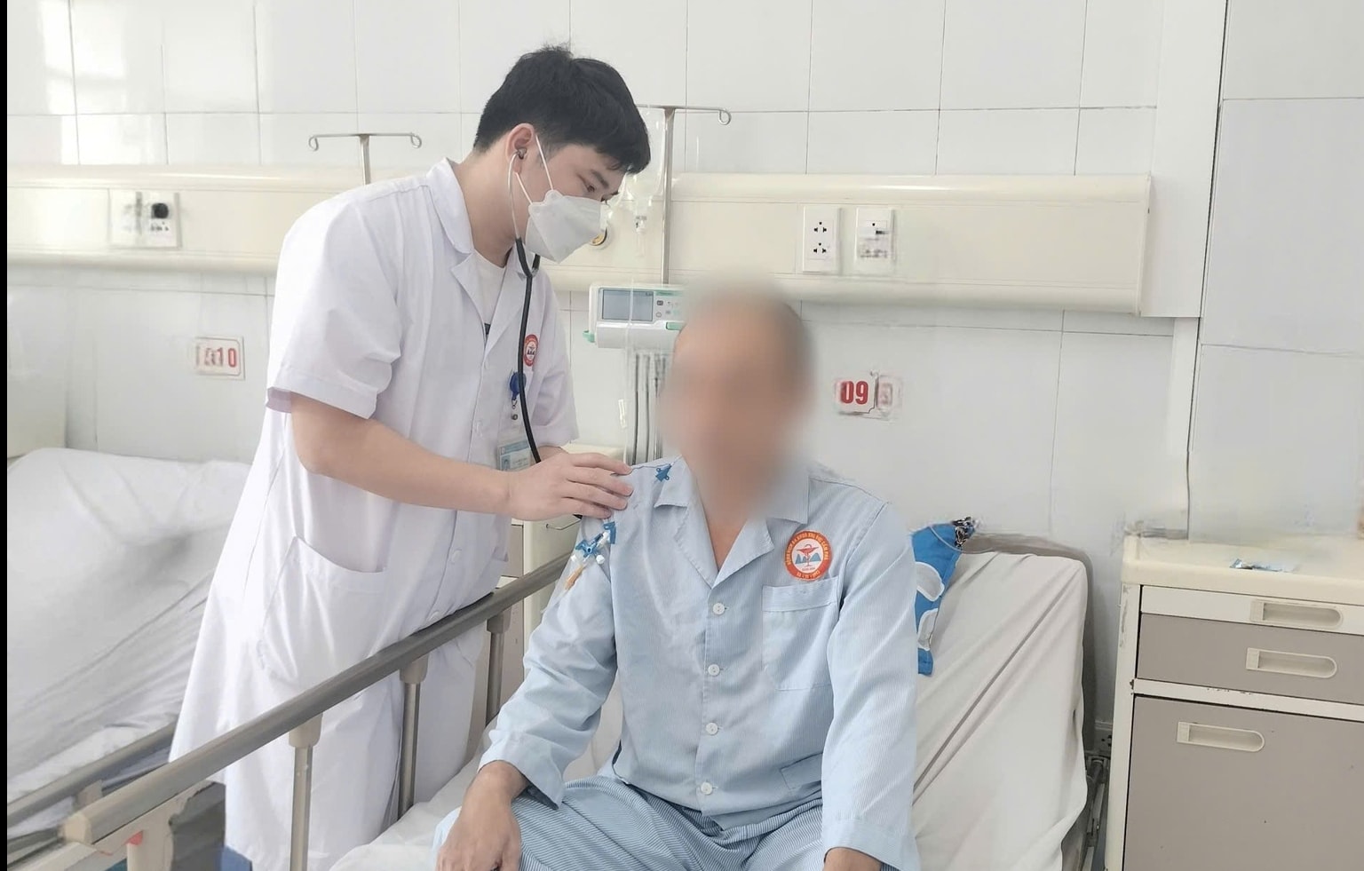 Uống nửa lít rượu mỗi ngày, người đàn ông bị viêm tụy cấp, lọc máu- Ảnh 2. Uống nửa lít rượu mỗi ngày, người đàn ông bị viêm tụy cấp, lọc máu- Ảnh 2.